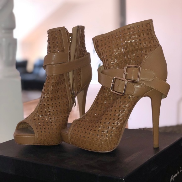 Alejandra G “Grace” Heel - Picture 2 of 4